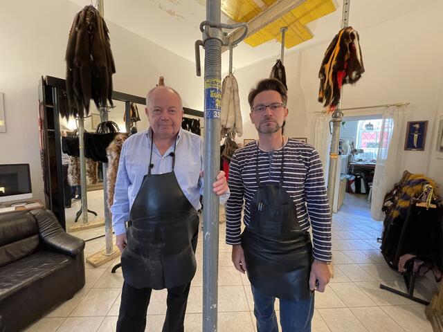 Stützen nach dem Wasserschaden. Robert (l.) und Gerald Egghart in ihrem Geschäftslokal. | Foto: Michael J. Payer