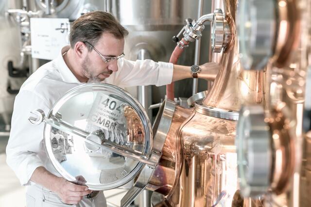 Geschäftsführer Alexander Krauser kontrolliert, ob in der Destillationsanlage alles seine Ordnung hat.  | Foto: Niki Schreilechner