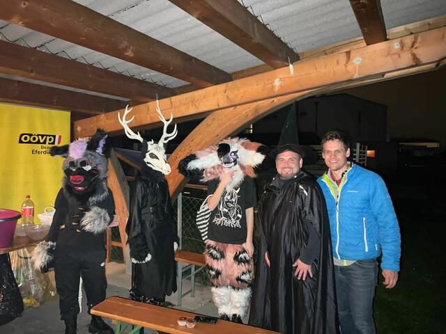 Vizebürgermeister Michael Eder (4. v. l.) mit gruseligen Süßigkeitenjägern. | Foto: OÖVP/Stanek