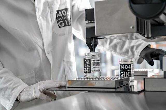 Ein letzter Schritt noch und fertig ist der Gin Tonic: Hier wird das Getränk in die praktischen Schraubgläser gefüllt.  | Foto: Niki Schreilechner