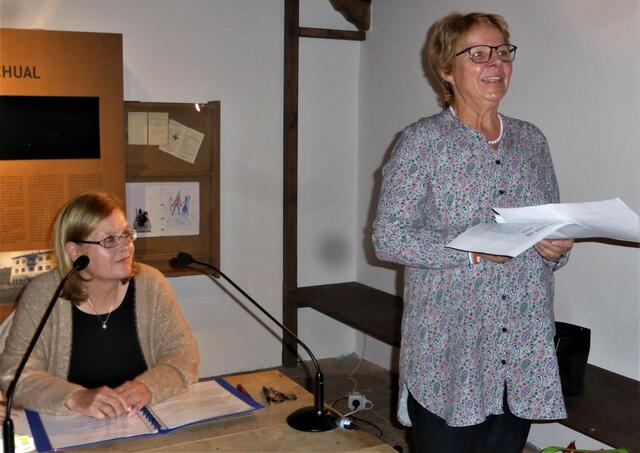 Lesung mit Annegret Waldner im Volkskunstmuseum. Herlinde Keuschnigg, Obfrau des Freundeskreises des Tiroler Volkskunstmuseums, führte in die Benefizlesung für die Ukraine ein. | Foto: Wieser