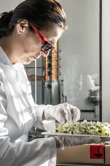 Auf Handarbeit wird bei 1404 Manufacturing großer Wert gelegt: Gesellschafterin und "Kräuterhexe" Bettina Wanjasek beim Befüllen der Gin-Tonic-Gläser mit Limetten-Stücken. | Foto: Niki Schreilechner