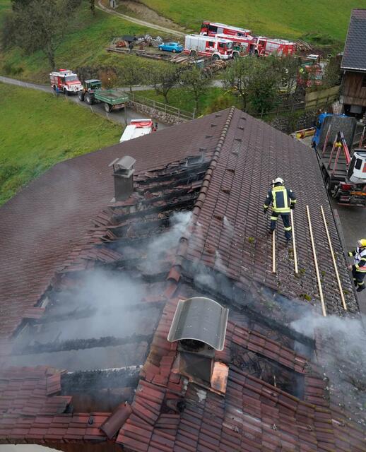 Die Feuerwehr musste einen Teil des Daches abdecken. | Foto: Foto: Doku nö