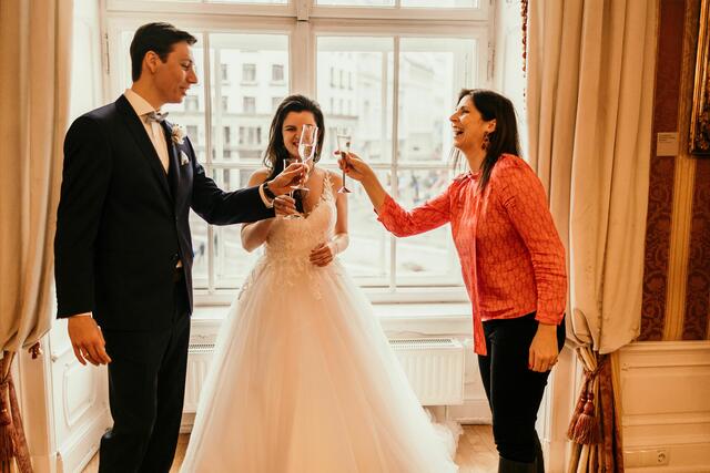 Gemeinsames Anstoßen mit dem Brautpaar. | Foto: Wiener Hochzeitsagentur