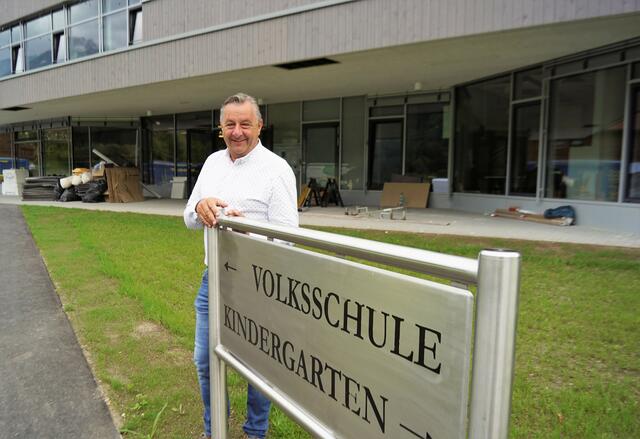 Bürgermeister Friedl Strubreiter vor der neuen Volksschule.