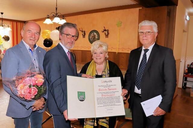 Gerlinde Hörmann (2.v.r.) bekam die Ehrenbürgerschaft von Bürgermeister Engelbert Huber (2.v.l.) überreicht. | Foto: Wutte