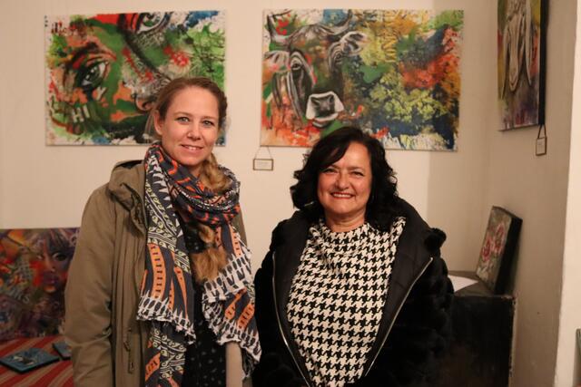 Zwei der ausstellenden Künstlerinnen: Anja Krismer und Veronika Thurn.  | Foto: Elisabeth Zangerl 