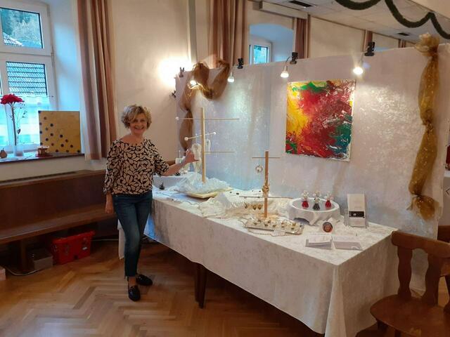Maria-Luise Eberhard zeigt ihren Ausstellungsstand  | Foto: Katrin Stiper-Mauhart 