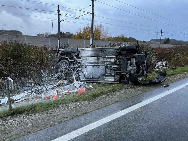 Das Unfallsfahrzeug überschlug sich. Der Lenker konnte sich zum Glück noch selbst daraus befreien. | Foto: Feuerwehr Redlham