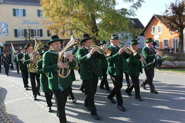 Die Bauernkapelle Mooskirchen führte den Marsch zur Pfarrkirche an. | Foto: Wutte