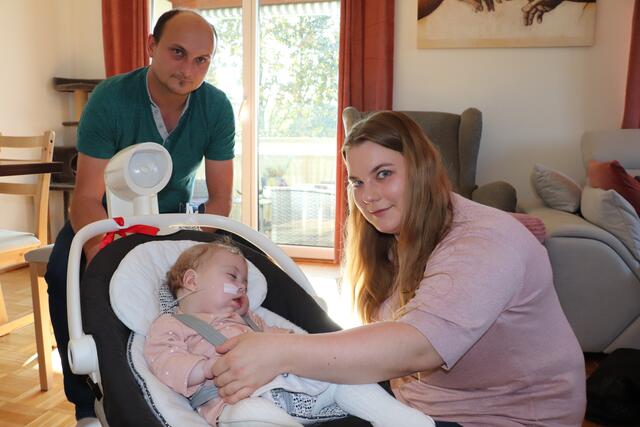 Markus Essl und Nina Maier mit ihrer Tochter Marlene, die aufgrund einer Geburtskomplikation eine Hirnschädigung erlitt. | Foto: BRS/Kunde
