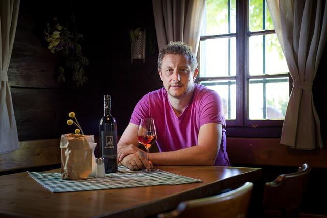 Edle Tropfen aus der Region: Alexander Egger öffnet die Tür zu seinem Weinkeller.  | Foto: sternbergwein 