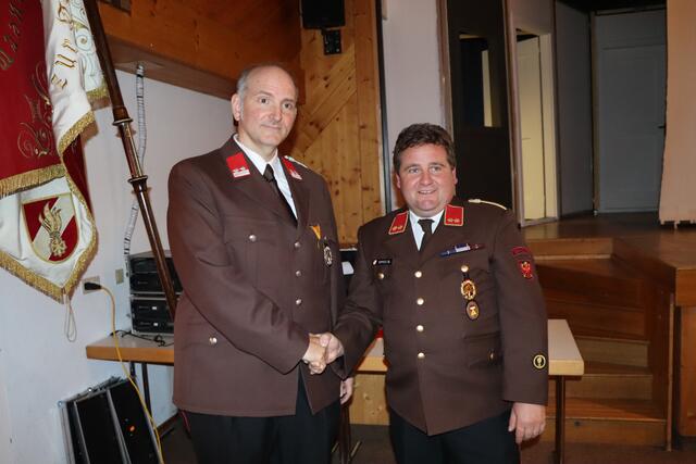 Bernhard Spiss (re.) übergab das Kommando der Freiwilligen Feuerwehr See an seinen Nachfolger Thomas Gstrein. | Foto: Othmar Kolp