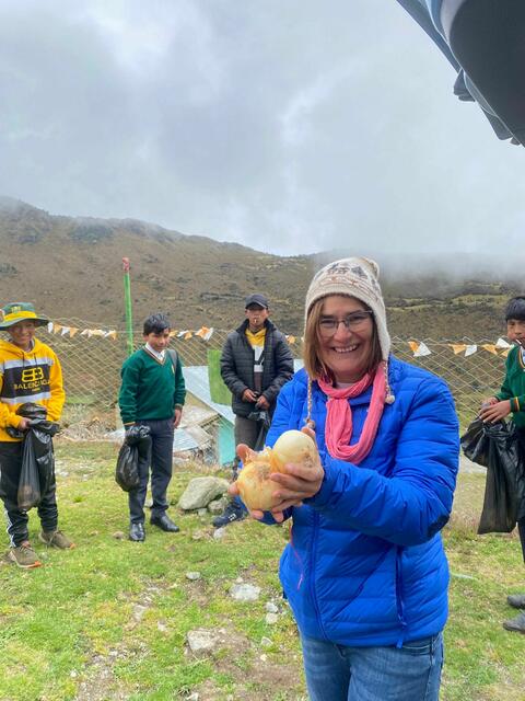 Ordensfrau Sr. Karina Beneder zu Besuch in einem abgelegen Dorf. | Foto: Beneder