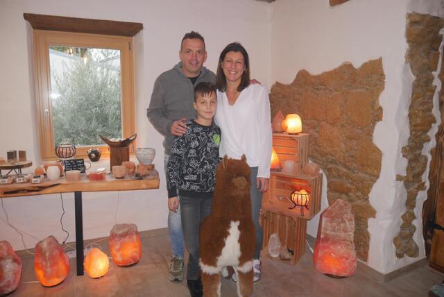 Christian und Jenny Artner mit ihrem Sohn Lino.  | Foto: Carina Fröhlich