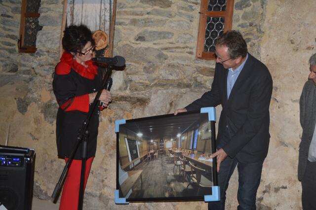 Zum Dank überreichte Martha Orgler ein Foto von der Stube im Weissen Kreuz an Dr. Walter Stefan. | Foto: Siegele