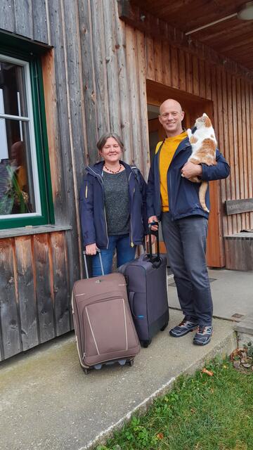 Auf geht’s nach Argentinien: Alexandra und Alois Kiegerl mit ihren gepackten Koffern  hier noch am Bauernhof Priegl in Trahütten.  | Foto: Kiegerl