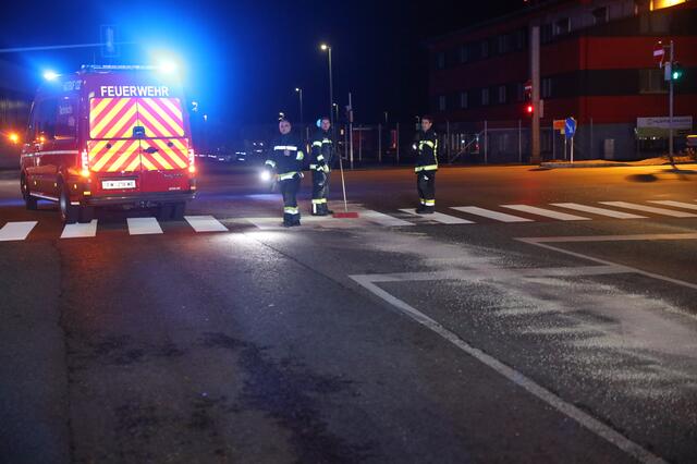 Einsatzkräfte zweier Feuerwehren waren im Einsatz, um das ausgelaufene Betriebsmittel an mehreren Stellen zu binden. | Foto: laumat.at/Matthias Lauber