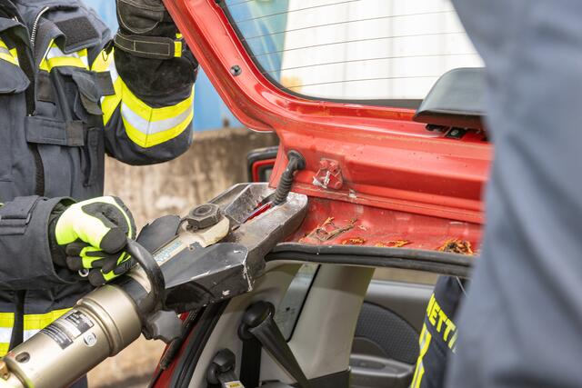 Arbeiten mit hydraulischem Rettungsgerät | Foto: Erwin Leimlehner