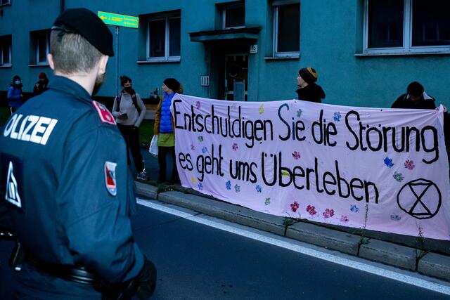 Klimaaktivisten blockierten am Samstagnachmittag, 5. November 2022, Straßen in der Nähe des Linzer Hauptbahnhofes. | Foto: TEAM FOTOKERSCHI.AT / KERSCHBAUMMAYR