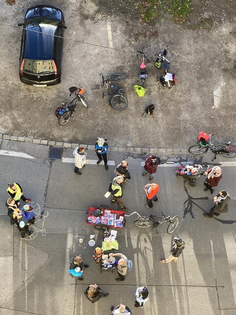Mitten auf der Rebhanngasse kamen Anrainerinnen und Anrainer sowie Radfahrende zusammen, um ein Zeichen für eine Verkehrsberuhigung zu setzen. | Foto: Eveline Spreitzer