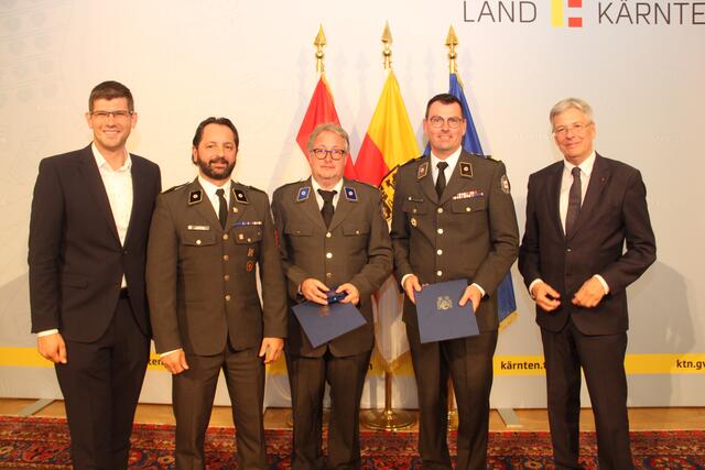 Landesrat Martin Gruber, Rotes Kreuz Kärnten-Präsident Martin Pirz, Martin Steindorfer, Thomas Wadl und Landeshauptmann Peter Kaiser  | Foto: Peter Pugganig