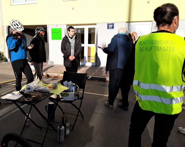 Für eine radfahrfreundliche und verkehrsberuhigte Rebhanngasse veranstaltete die Radlobby Leopoldstadt & Brigittenau eine Straßenblockade. | Foto: Molly Wurth