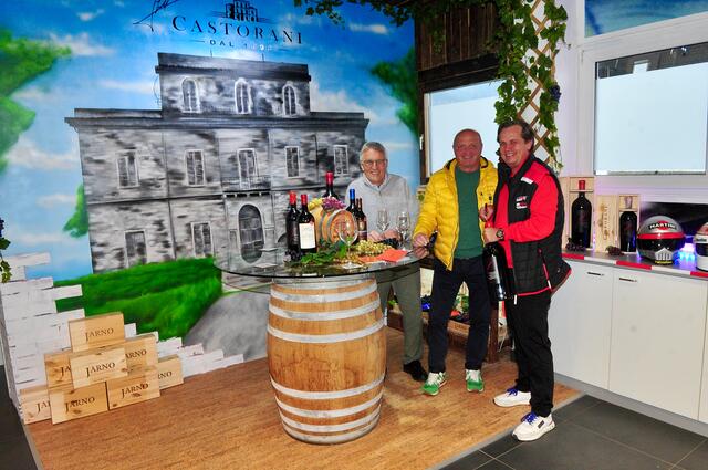 Fachsimpelei in der Weinlaube: Walter Falbesoner mit Eishockeylegende Peter Müller und Optiker Klaus Miller. | Foto: Hassl