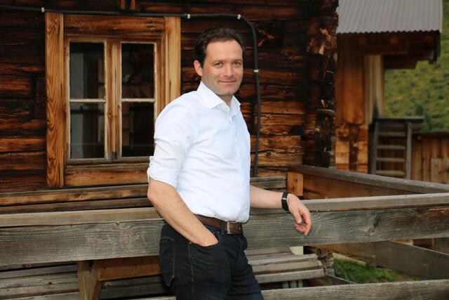 Landwirtschaftsminister Norbert Totschnig (ÖVP) möchte Schrittweise aus der dauernden Anbindehaltung aussteigen. | Foto: Bauernbund