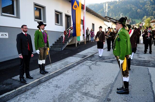 "Ortsüblicher Empfang": Meldung von Hauptmann Christian Holzknecht an Bgm. Thomas Suitner und Landeskommandant Major Thomas Saurer. | Foto: Hassl