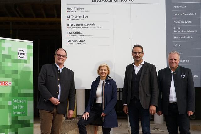 Gemeinsame Vorfreude auf die Fertigstellung in einem Jahr: WK-Bezirksobmann Josef „Joe“ Huber, WK-Direktorin Evelyn Anker-Geiger, WK-Präsident Christoph Walser und der Imster Bürgermeister Stefan Weirather (v.l.) | Foto: Manuel Matt