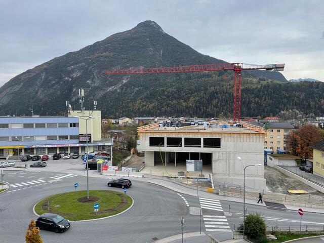 Die an selber Stelle neu entstehende Imster Bezirksstelle der Wirtschaftskammer: Die Fassade aus Holz wird noch folgen, in gut einem Jahr soll alles einzugsbereit sein. | Foto: Manuel Matt