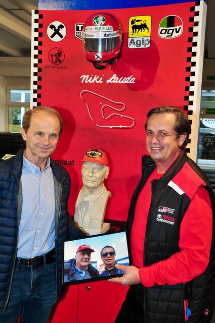 Eine Huldigung an eine Motorsportlegende aus Österreich samt persönlichen Erinnerungsstücken. | Foto: Hassl