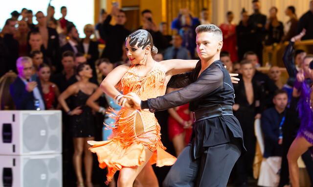 Julia und Kai tantzen in der "Pharaon Freizeit- und Eventhalle" die Jugendeuropameisterschaft. | Foto: Schulz