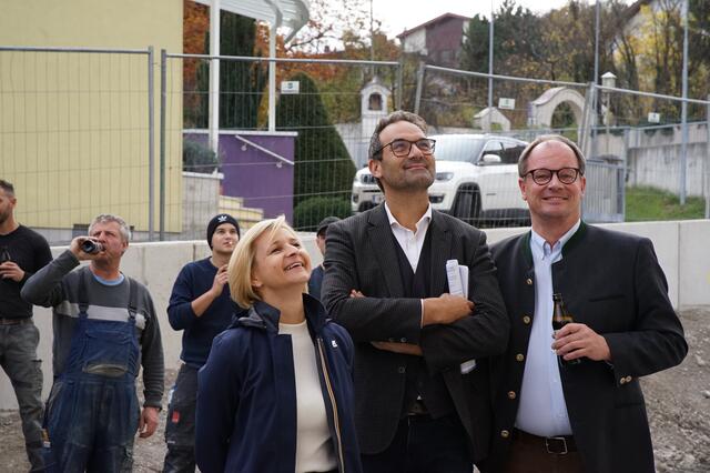 Zufrieden mit dem Baufortschritt: WK-Direktorin Evelyn Anker-Geiger, WK-Präsident Christoph Walser und WK-Bezirksobmann Josef Huber (v.l.) | Foto: Manuel Matt