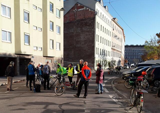 Für eine radfahrfreundliche und verkehrsberuhigte Rebhanngasse veranstaltete die Radlobby Leopoldstadt & Brigittenau eine Straßenblockade. | Foto: Molly Wurth