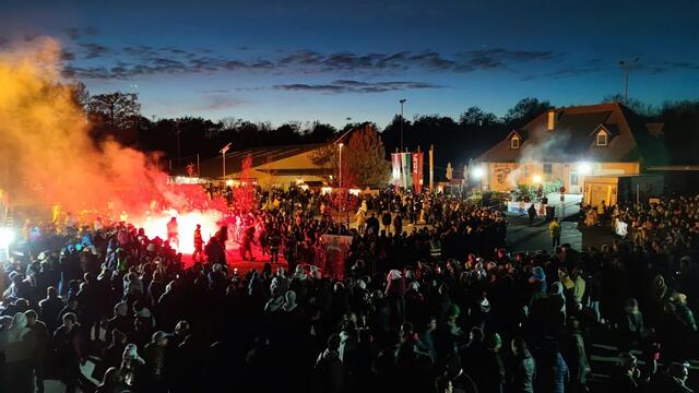 Mit ungefähr 300 Perchten, Krampus und Hexen startete in Gössendorf bei Graz die Perchtenlaufsaison am 5. November 2022 nicht nur mit einem Höchstwert an Teilnehmern, sondern auch die Zuschauer reisten in so großer Anzahl an wie noch nie zuvor!
