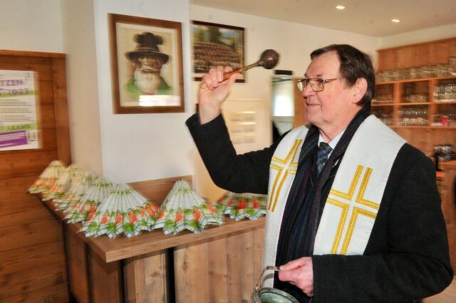 Pfarrer Peter Ferner segnete das Gebäude und die Räumlichkeiten. | Foto: Hassl