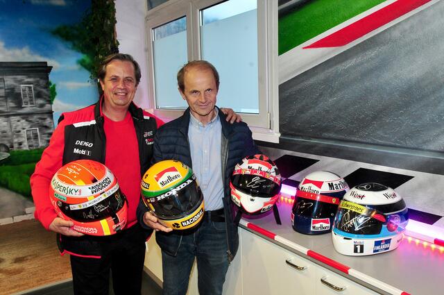 Walter Falbesoner, Josef Leberer und die Originalhelme von fünf Formel 1-Weltmeistern! | Foto: Hassl