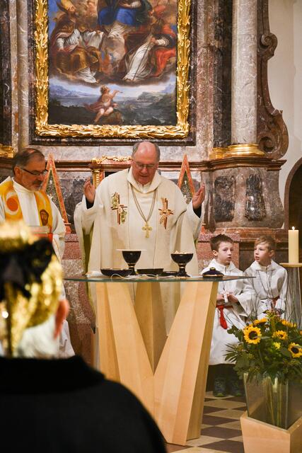 Bischof Alois Schwarz und Pfarrer Franz Josef Trondl während der Eucharistiefeier zur Altarweihe in der Kirche Lackenhof. | Foto: Joseph Hofmarcher