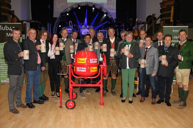 Der Bock in der Zechner Halle in Kobenz wurde gemeinsam mit Vertretern der Brauerei Murau, best of Murtal/ Murau, Club 41 und der Frau Bürgermeister Eva Leitold aus einer Mischmaschine "angestochen" | Foto: Angelika Brunner