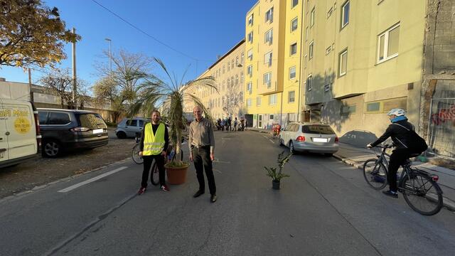 Stefan Ohrhallinger und Rolf Nagel (v.l.) organisierten am Sonntag eine Straßenblockade der Rebhanngasse. Damit wollen sie auf Raser aufmerksam machen machen die Politik zu Maßnahmen zu bewegen. | Foto: Kathrin Klemm