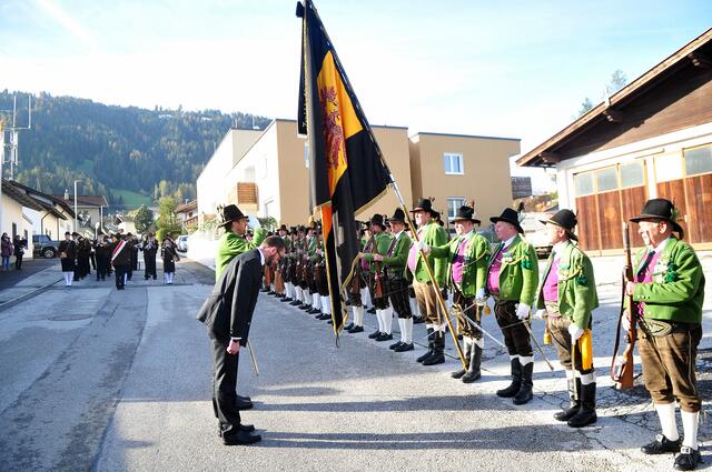 Das Abschreiten der Front gehört auch beim ortsüblichen Empfang zur Tradition. | Foto: Hassl