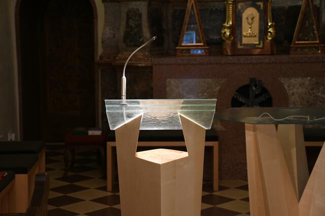 Das neue Lesepult für die Verkündung des Wortes Gottes. Das Glas in drei Schichten verschmolzen symbolisiert die Dreifaltigkeit. | Foto: Joseph Hofmarcher