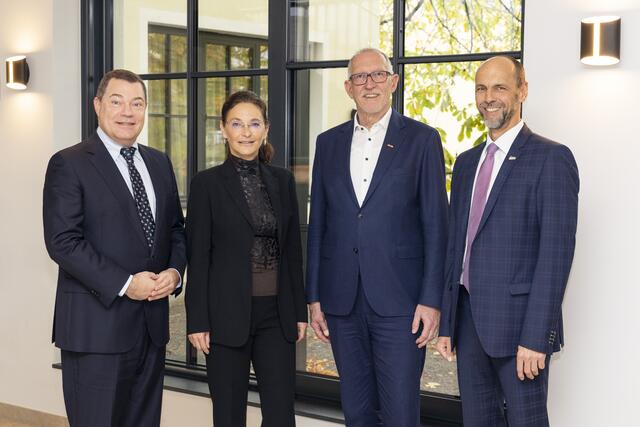 Hans Unterdorfer (l.) übergab die Obmannschaft der Sparte Bank und Versicherung an Reinhard Mayr (2.v.r.), der von seinen Stellvertretern Claudia Höller und Franz Mair unterstützt wird.  | Foto: die Fotografen