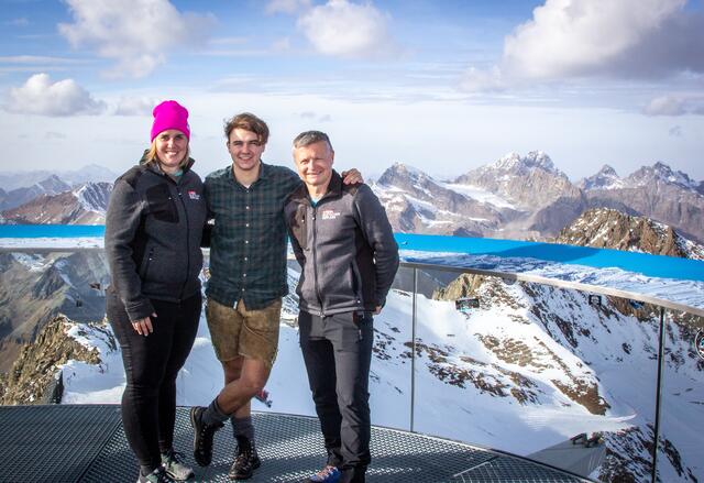 Zum Ski-Saisonbeginn: Anna Grießer und Bernhard Füruter (r., beide Pitztaler Gletscherbahn) mit Chris Steger in der Mitte | Foto: Pitztaler Gletscherbahn Gmbh &amp; CoKG