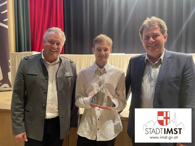 Goldenes Leistungsabzeichen: David Larcher (Elektro- und Gebäudetechnik im 3. Lehrjahr) mit Stefan Weirather und Josef Knabl.