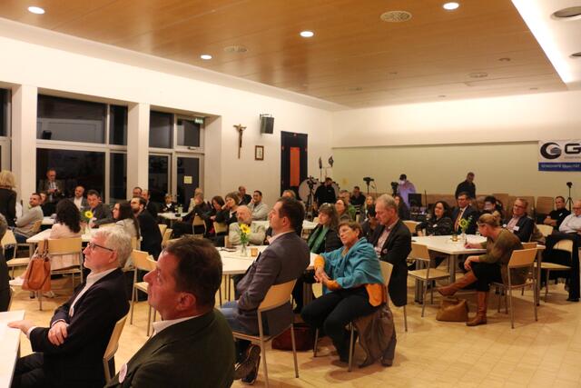 Gut gefüllte Tische sorgten für regen Austausch unter Experten und Besuchern aus mehreren Ländern. | Foto: Claudia Haunschmied