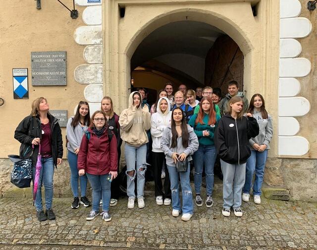 Viele Schüler setzten sich in Themenrundgängen, wie hier in Mauthausen, und Workshops mit Zivilcourage und Menschenrechten auseinander. | Foto: Claudia Haunschmied