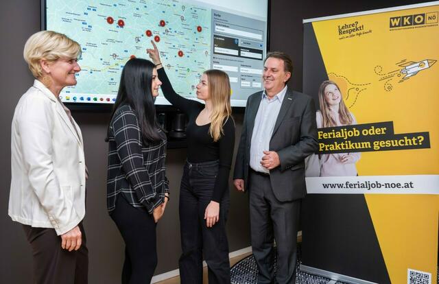 Präsentieren die neue Ferialpraktika-Karte der Wirtschaftskammer NÖ: v.l. WKNÖ-Direktor-Stv. Alexandra Höfer, Katharina Umgeher und Nadja Lashofer sowie WKNÖ-Präsident Wolfgang Ecker. | Foto: Andreas Kraus